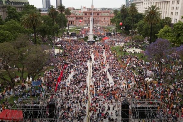 Abajo el régimen de hambre y saqueo